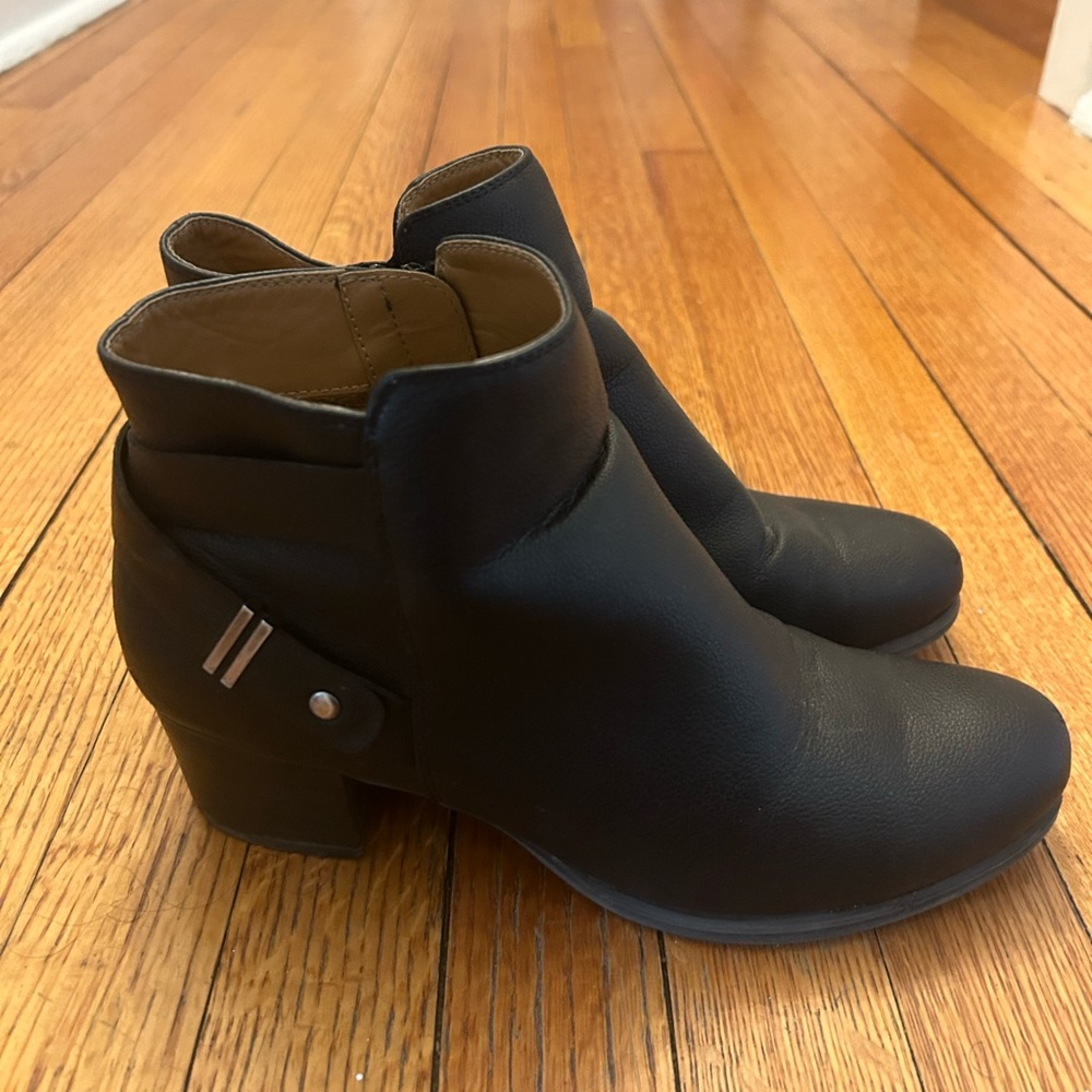 Natural Sole black booties!